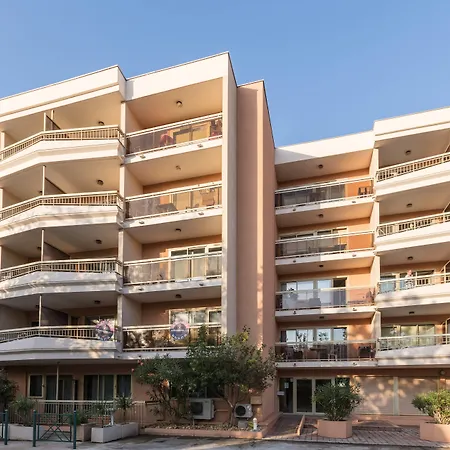 Apartmanhotel Pierre & Les Platanes 3*