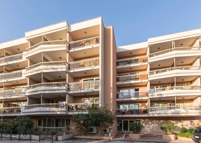 Apartmanhotel Pierre & Les Platanes 3*